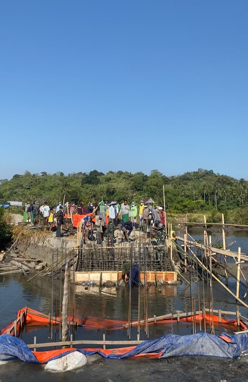 wujud-gotong-royong-mahasiswa-kkn-tematik-itb-nobel-indonesia-bantu-warga-cor-jembatan-penghubung-wiring-tasi-ujung-labuang